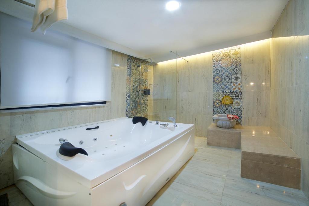 A bathroom at La Vida Old City Hotel