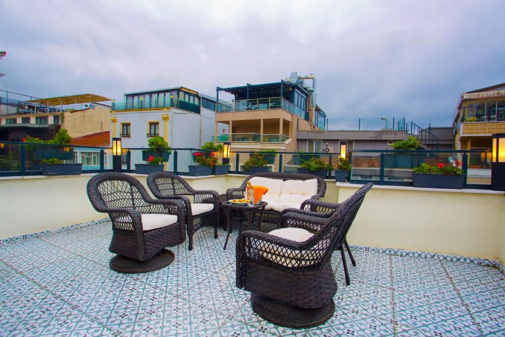 A balcony or terrace at La Vida Old City Hotel