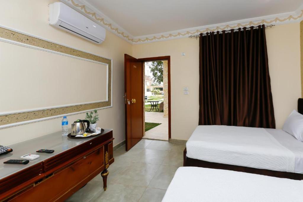 Turquoise Pyramids palace - 19