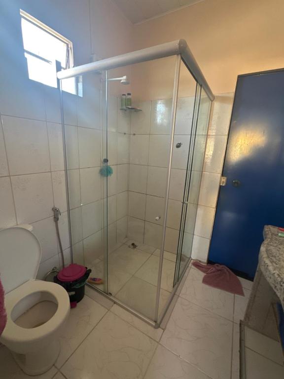 un bagno con doccia e WC di Casa para cop30 ad Ananindeua