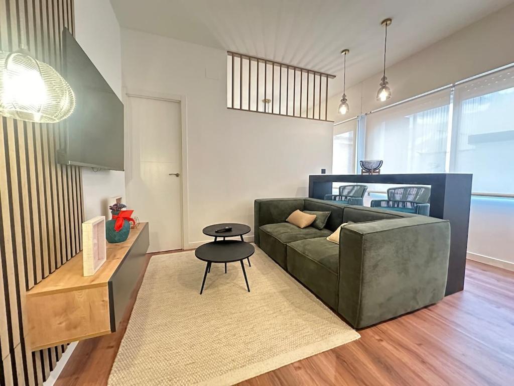 ein Wohnzimmer mit einem grünen Sofa und einem Stuhl in der Unterkunft YBH Doctor Cadaval 10 A in Vigo