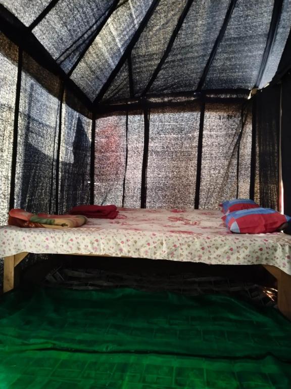 Postel nebo postele na pokoji v ubytování Sacred Stays Bhoomi