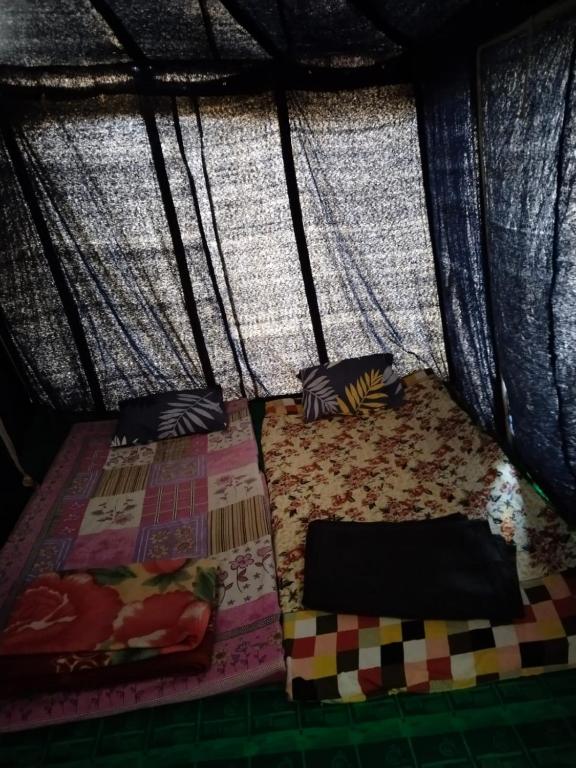 Postel nebo postele na pokoji v ubytování Sacred Stays Bhoomi