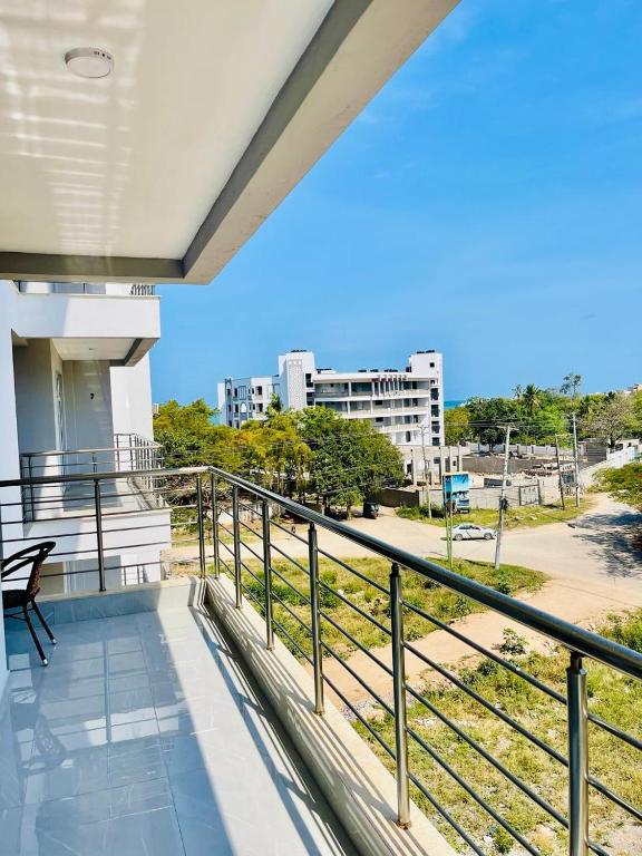 ein Balkon mit Blick auf die Stadt in der Unterkunft Aqua Luxury homes in Mombasa