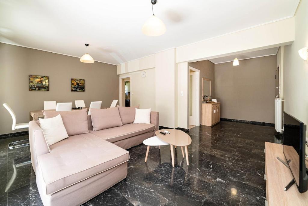 Χώρος καθιστικού στο The Faliro Oasis