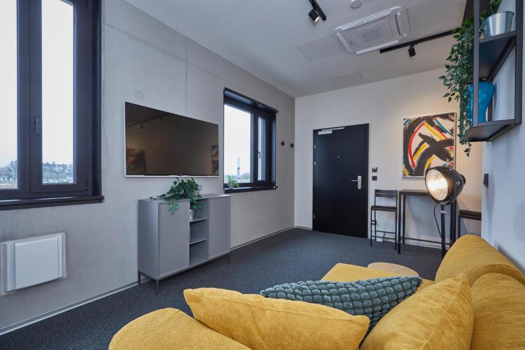 TV a/nebo společenská místnost v ubytování miniLOFT apartments Leonding 24 hours