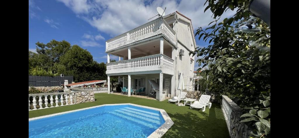 ein Haus mit einem Swimmingpool im Hof in der Unterkunft Haus ''Mira'' in Pinezici