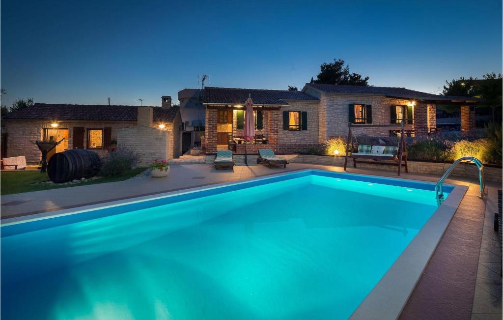 une piscine devant une maison dans l'établissement Villa Tea, à Zadar