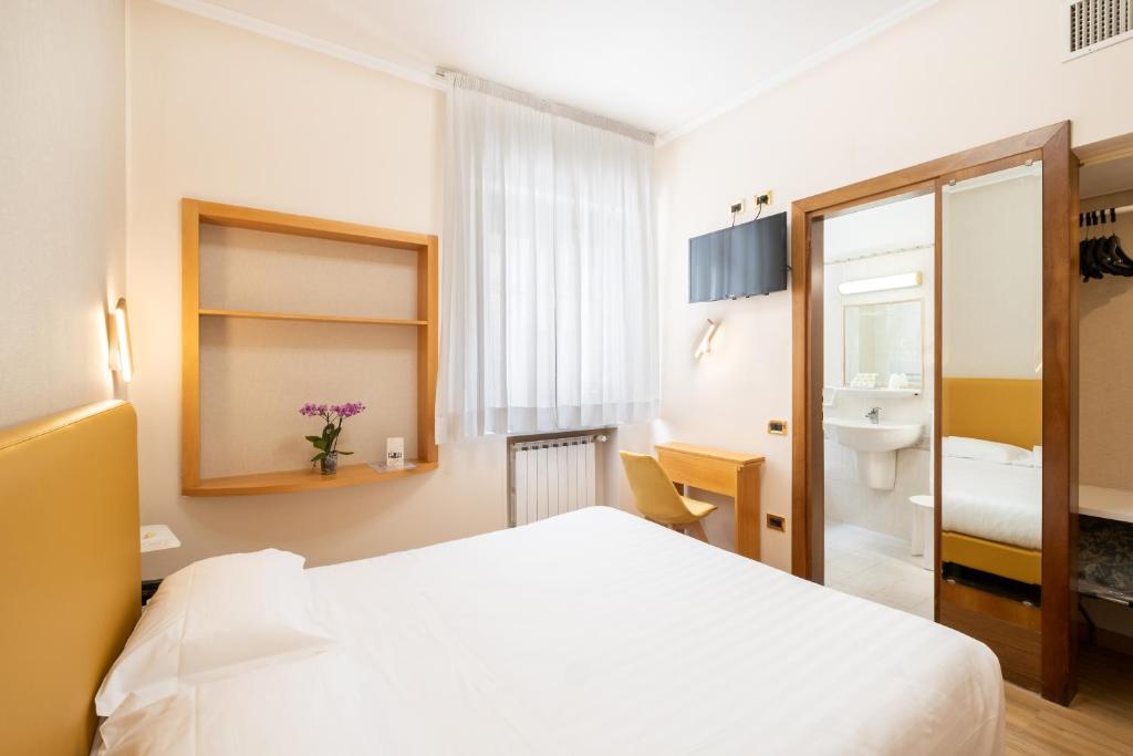 A bed or beds in a room at Hotel Santa Prisca