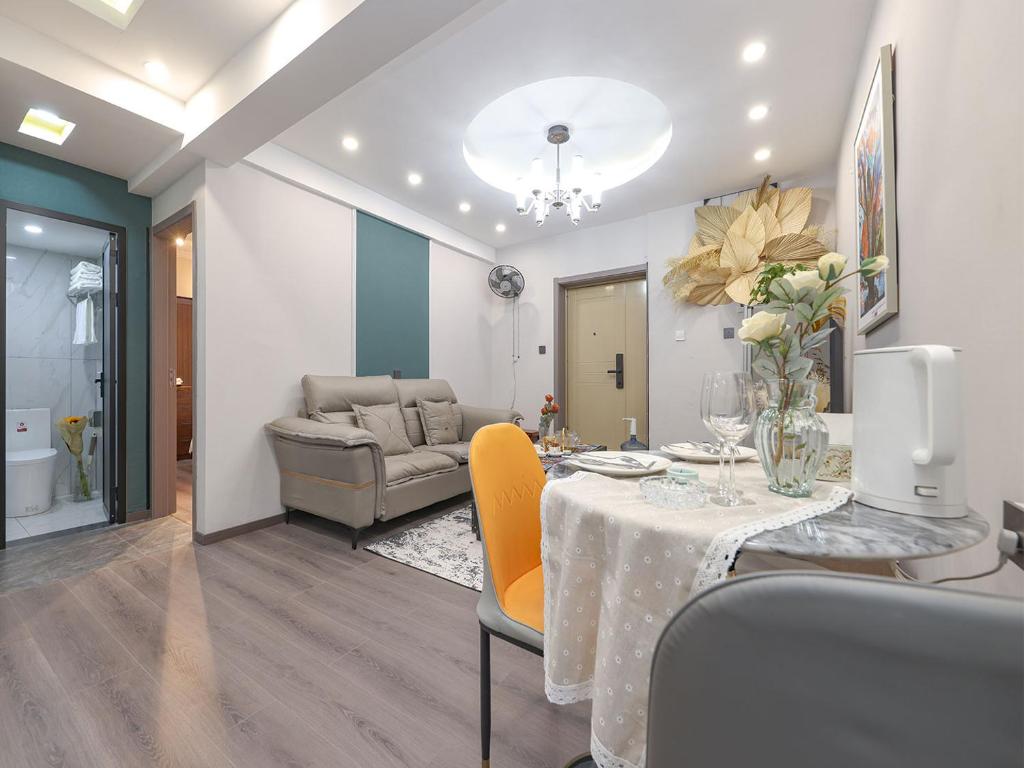 Posezení v ubytování Annie Apartment - only 120 metres from Metro Line 2 Exit B of Chuanxingulou