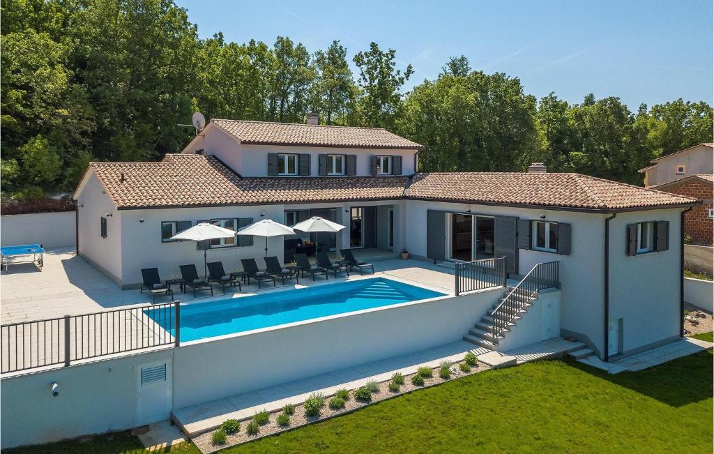 una villa con piscina e una casa di Villa Aurora Labin a VeliGolji