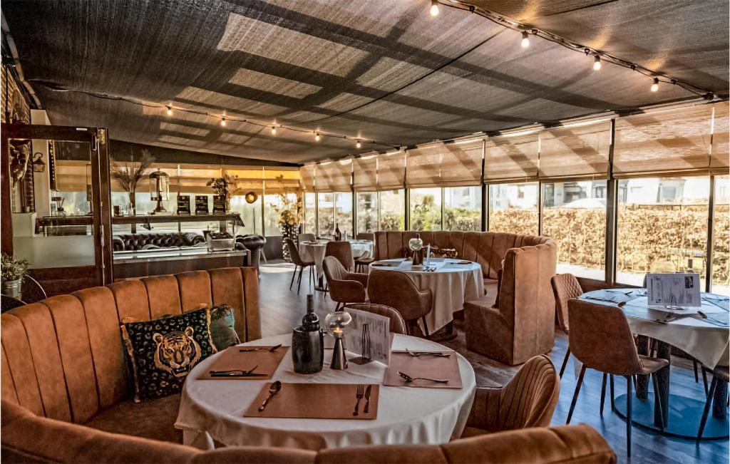 Restaurace v ubytování Amazing StaCaravan In Harderwijk