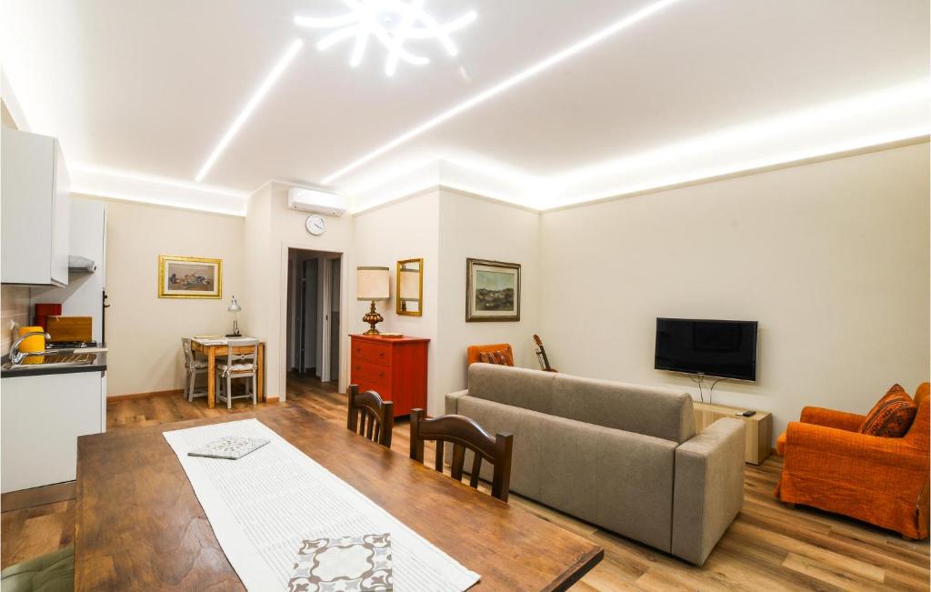 TV a/nebo společenská místnost v ubytování Awesome Apartment In Camaiore With Wifi