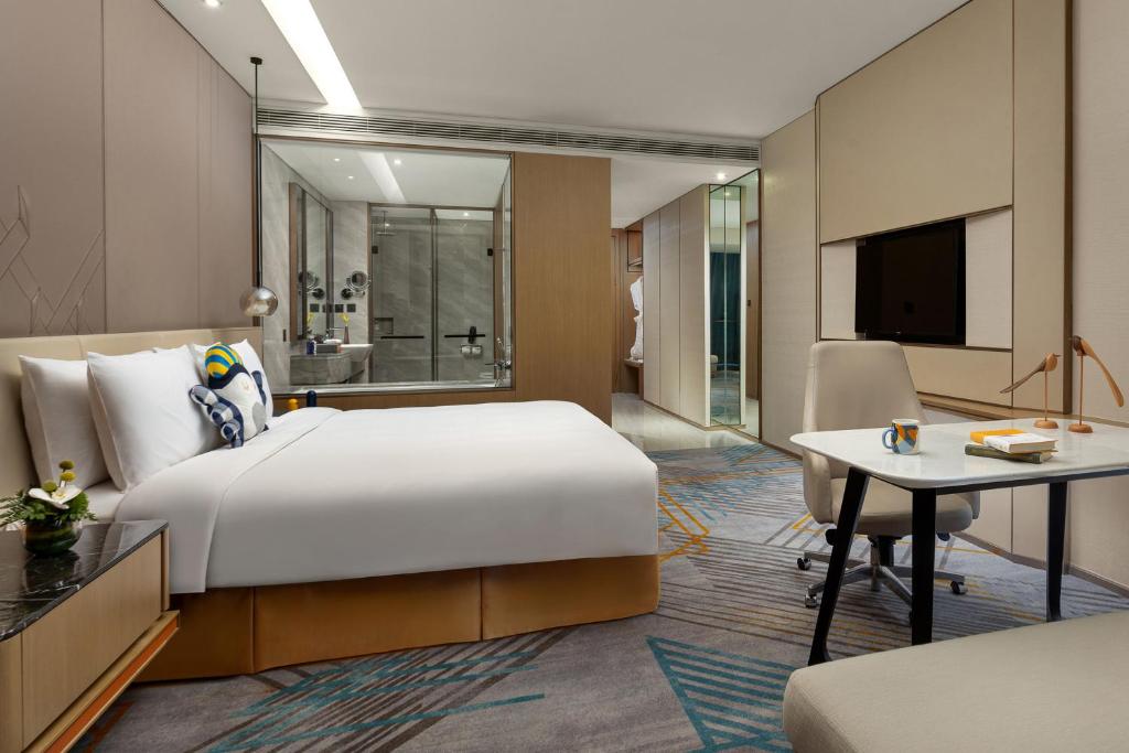 Postel nebo postele na pokoji v ubytování voco Shanghai Hongqiao Hub by IHG - 20 Mins drive to Shanghai Hongqiao Int'l Airport And NECC