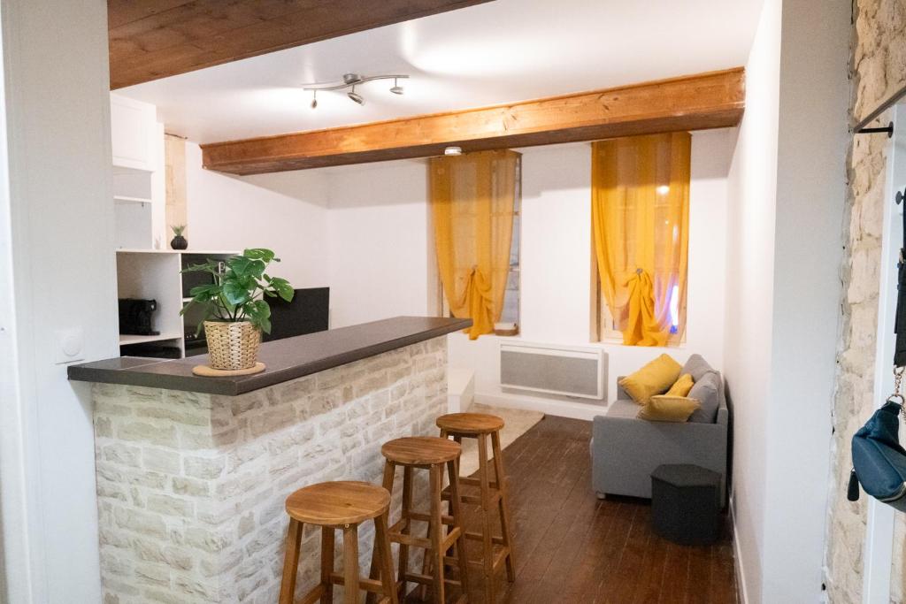 - un bar dans le salon avec tabourets dans l'établissement Plein cœur Historique de Caen - Quartier animé - au pied des boutiques, bars et restaurants, à Caen