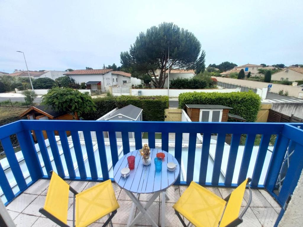 un chien assis sur une table sur un balcon dans l'établissement Meschers sur Gironde - APPARTEMENT - résidence sur le PORT avec BALCON, à Meschers-sur-Gironde