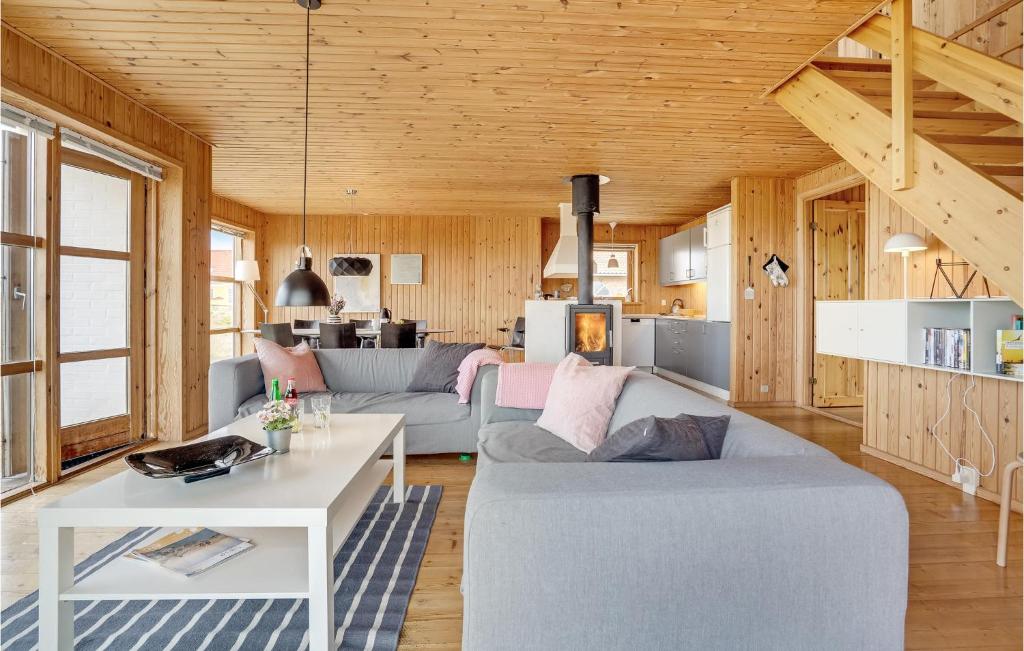 Kuchyň nebo kuchyňský kout v ubytování Awesome Home In Læsø With Kitchen