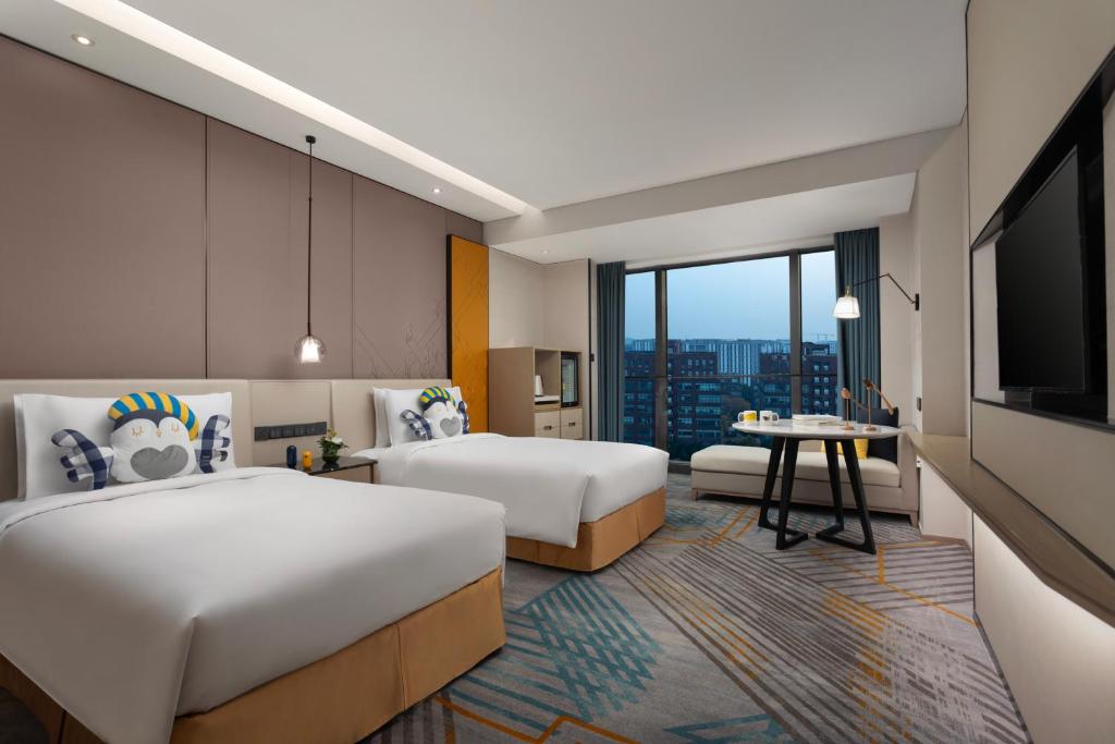 Postel nebo postele na pokoji v ubytování voco Shanghai Hongqiao Hub by IHG - 20 Mins drive to Shanghai Hongqiao Int'l Airport And NECC