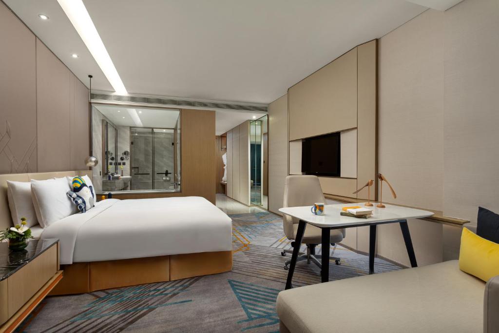 Postel nebo postele na pokoji v ubytování voco Shanghai Hongqiao Hub by IHG - 20 Mins drive to Shanghai Hongqiao Int'l Airport And NECC