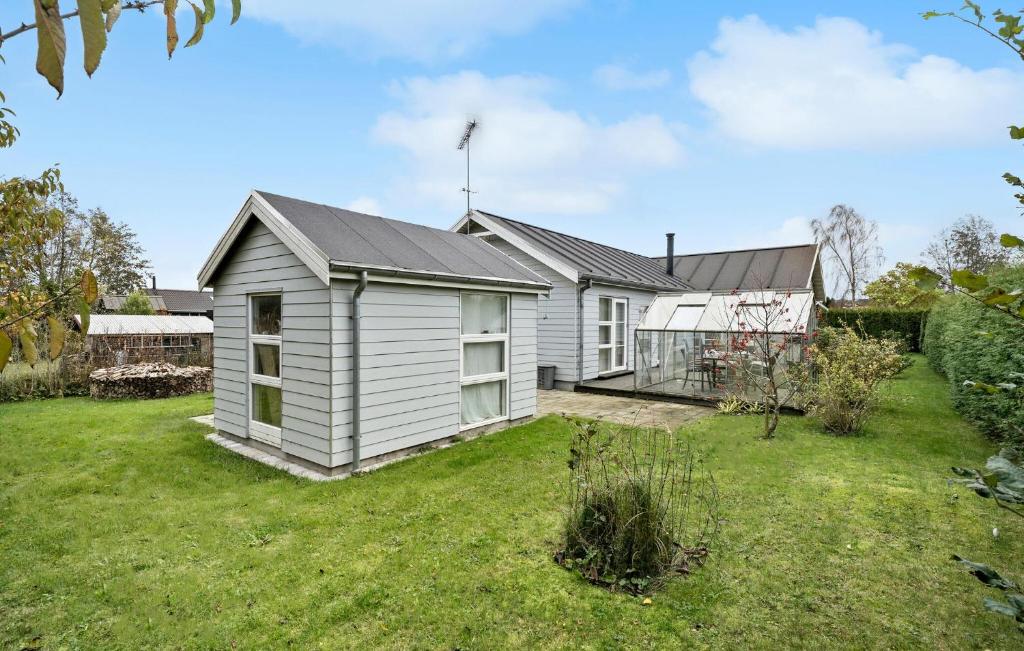 FrørupNice Home In Frørup With Wifi的一座带庭院的白色小房子