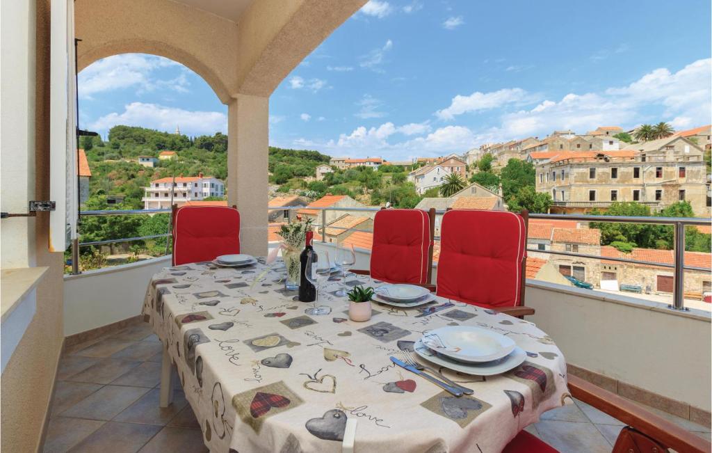 stół na balkonie z widokiem na miasto w obiekcie Apartment Komoseva I w mieście Mali Iž