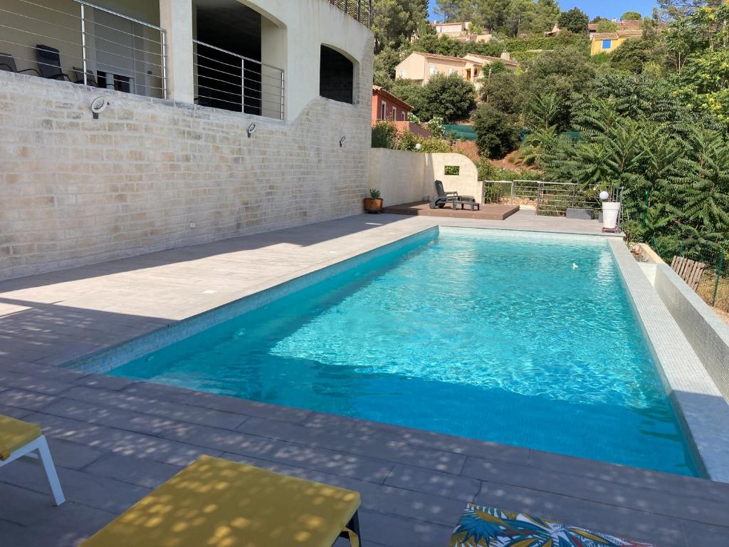 une piscine dans l'arrière-cour d'une maison dans l'établissement Appartement neuf dans maison, à Taradeau