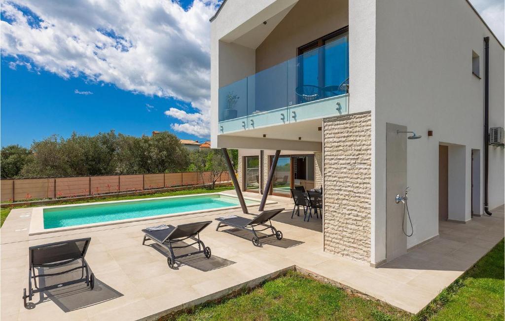 a house with a swimming pool and a patio at Villa Ogradina in Pula