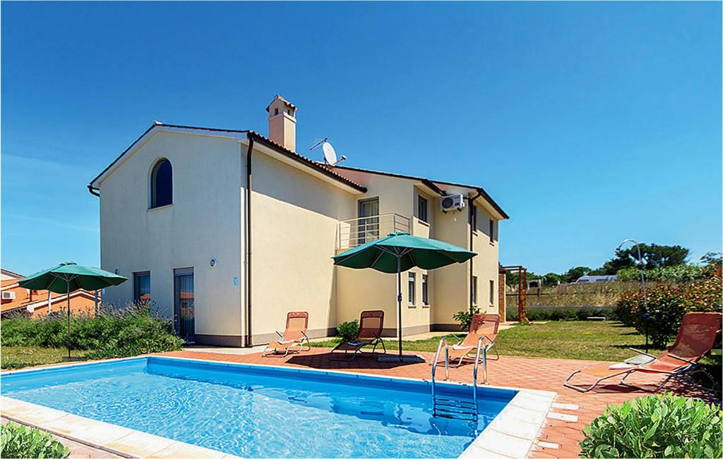 dom z basenem przed domem w obiekcie Holiday Home Volme w Puli