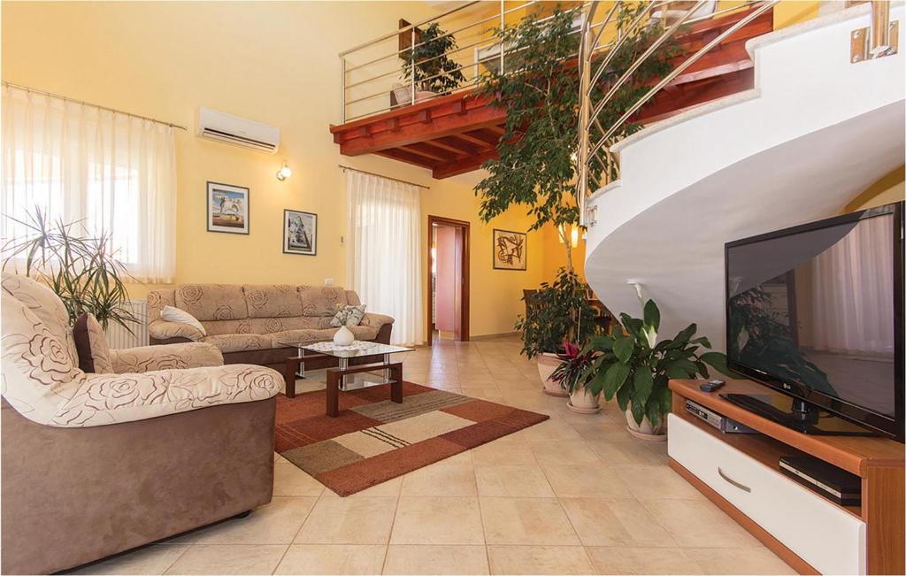 salon z kanapą i telewizorem w obiekcie Holiday Home Volme w Puli