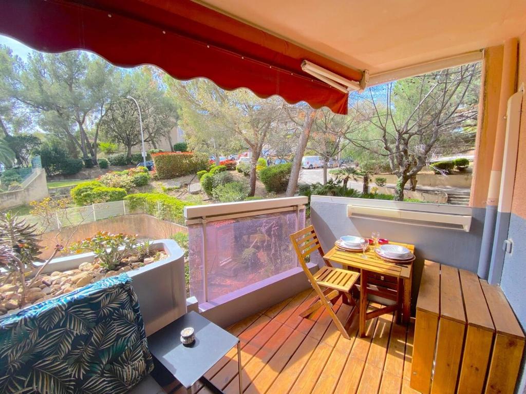 d'un balcon avec une table et une vue sur la cour. dans l'établissement Studio avec piscine à 5 min de la plage, à La Seyne-sur-Mer