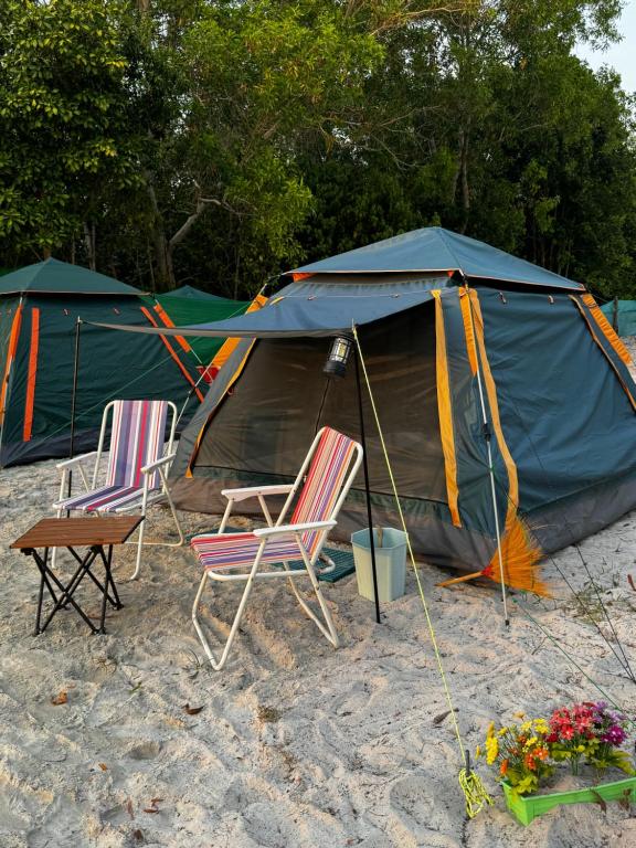 2 chaises longues et une tente sur la plage dans l'établissement Mai Rut Beach Eco Camping, à Ban Nong Wiwat