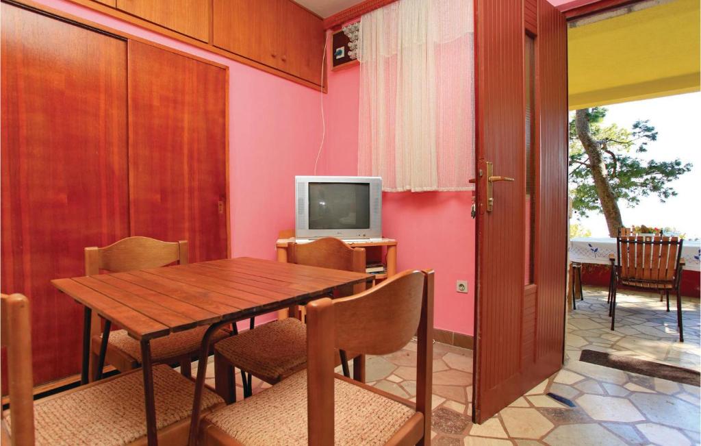 Telewizja i/lub zestaw kina domowego w obiekcie Holiday Home Prigradica Bb