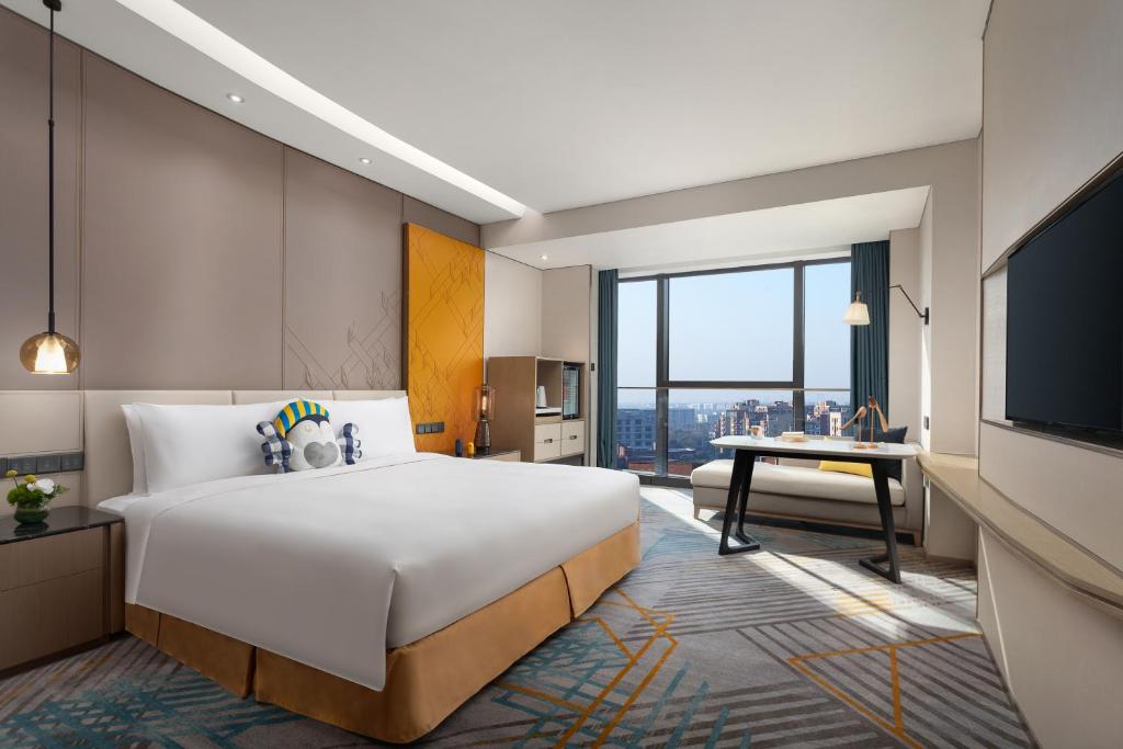 Postel nebo postele na pokoji v ubytování voco Shanghai Hongqiao Hub by IHG - 20 Mins drive to Shanghai Hongqiao Int'l Airport And NECC