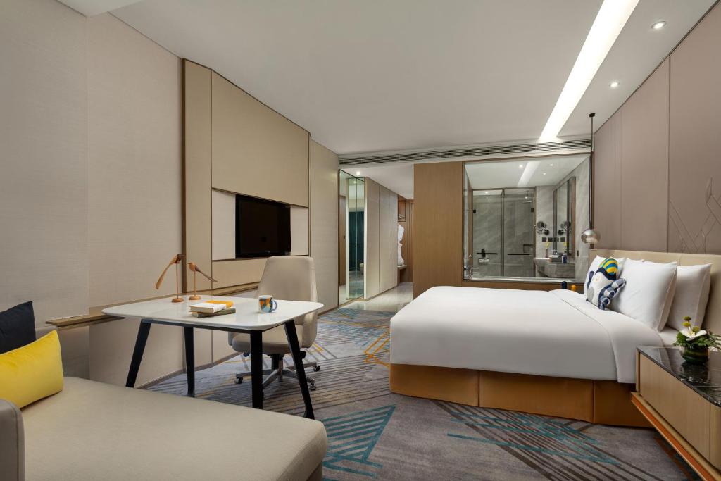Postel nebo postele na pokoji v ubytování voco Shanghai Hongqiao Hub by IHG - 20 Mins drive to Shanghai Hongqiao Int'l Airport And NECC