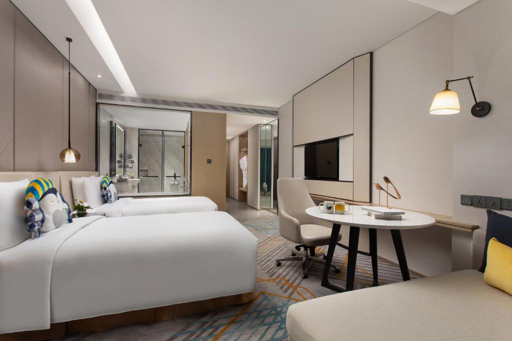 Postel nebo postele na pokoji v ubytování voco Shanghai Hongqiao Hub by IHG - 20 Mins drive to Shanghai Hongqiao Int'l Airport And NECC