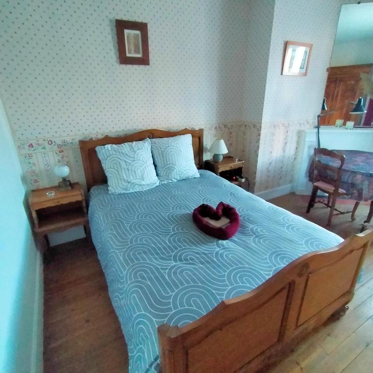 - un lit avec un bol rouge dans l'établissement 10 Boules B&B, à Presly