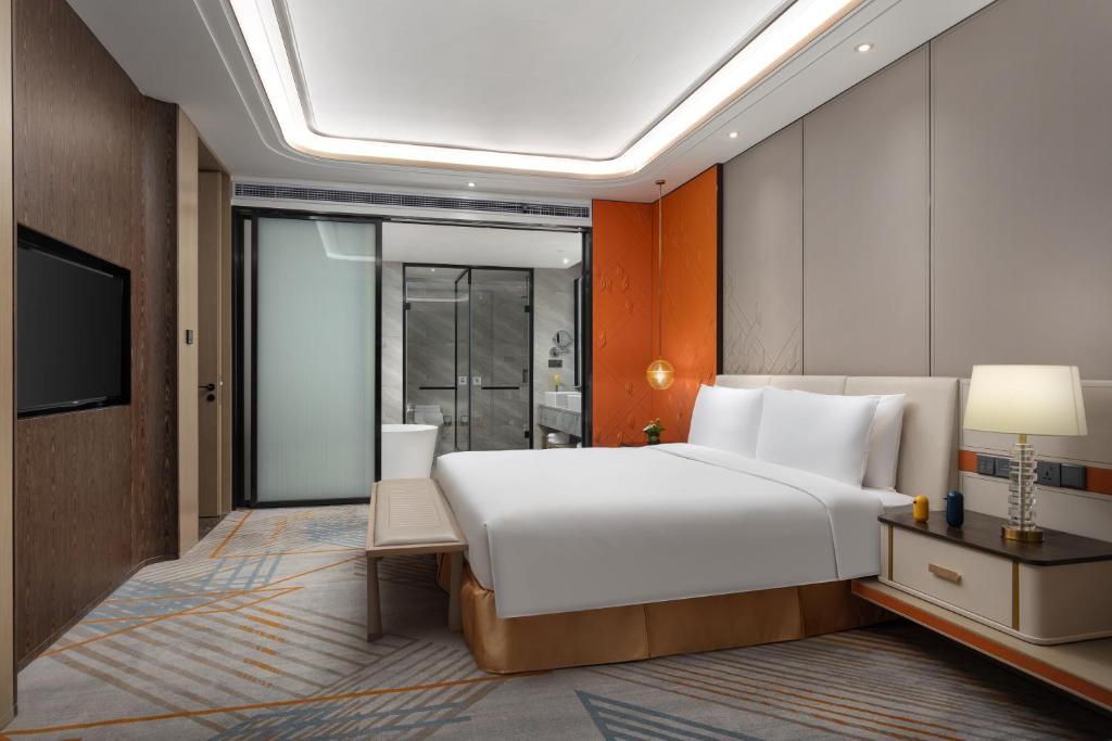 Postel nebo postele na pokoji v ubytování voco Shanghai Hongqiao Hub by IHG - 20 Mins drive to Shanghai Hongqiao Int'l Airport And NECC