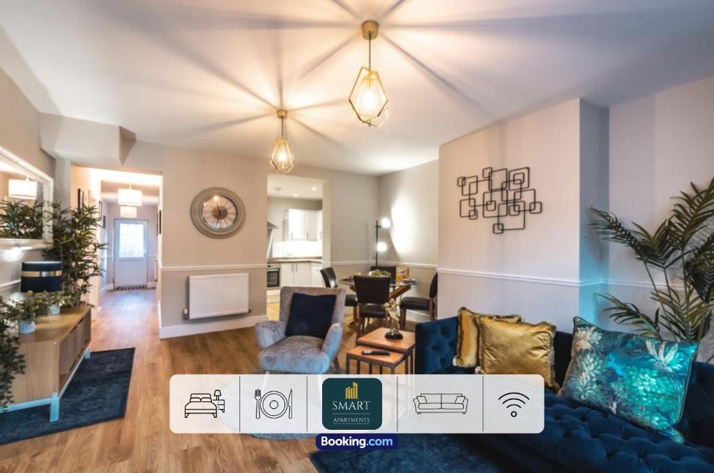 una gran sala de estar con un sofá azul y sillas en 2 Bedroom Apartments By Smart Apartments Short Lets & Serviced Accommodation Apartment Southampton With Free WiFi, en Southampton