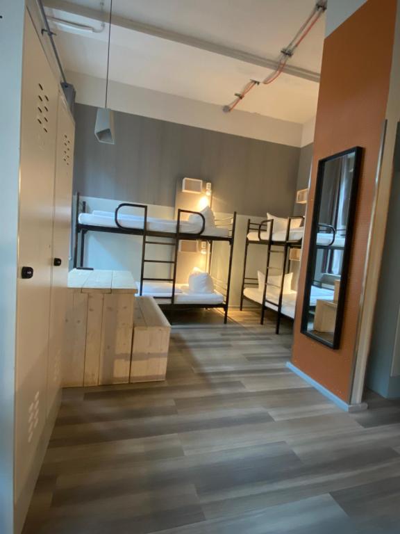 Singer109 Hostel, Hotel & Apartment - 6床位混合宿舍间的床位
