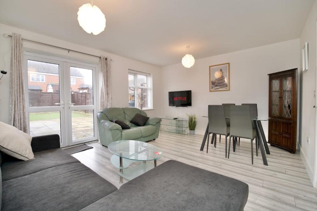 TV a/nebo společenská místnost v ubytování Clothier House - Stylish 3Bed Haven, WiFi & Driveway Parking