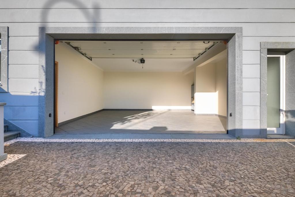 een lege hal van een gebouw met een open deur bij Villa Araújo da Costa by Holiday Rental Madeira in Caniço