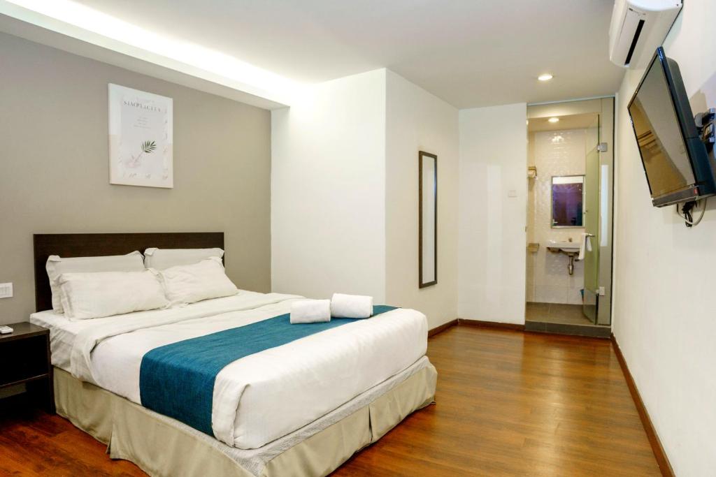 Postel nebo postele na pokoji v ubytování Orange Hotel Kota Kemuning @ Shah Alam