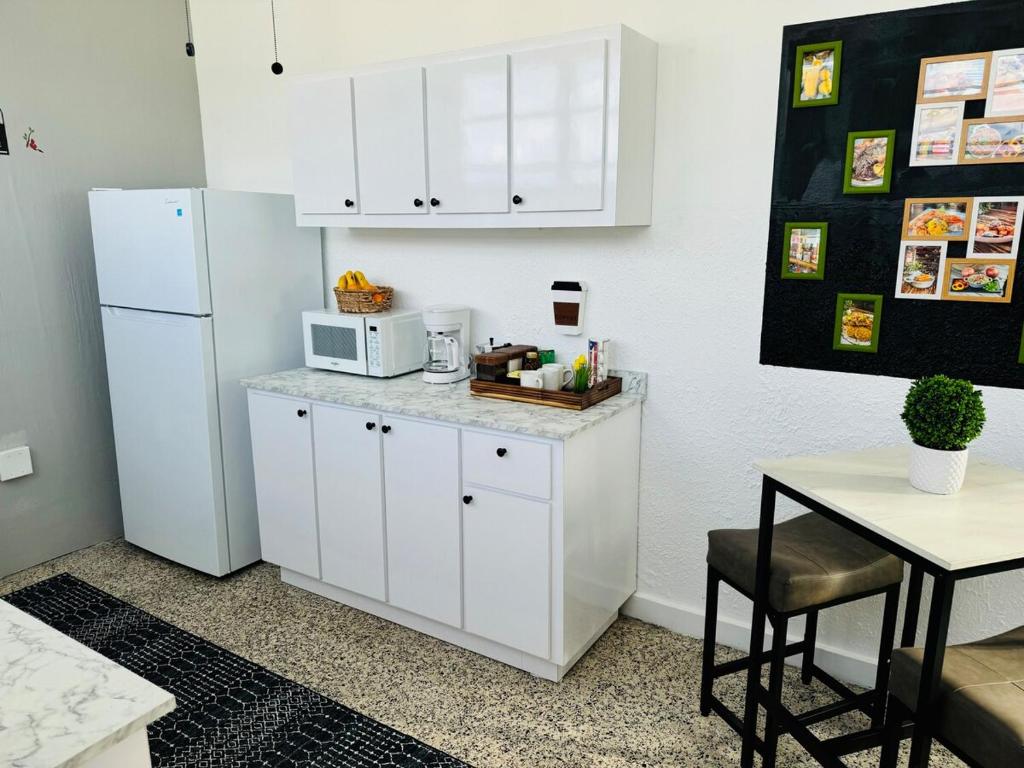 Kuchyň nebo kuchyňský kout v ubytování Savvys Place