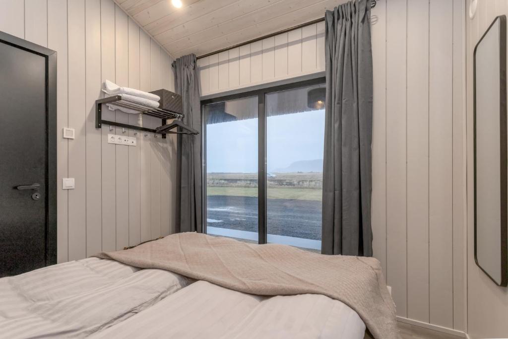 Postel nebo postele na pokoji v ubytování Cozy and Modern Cabins in Selfoss