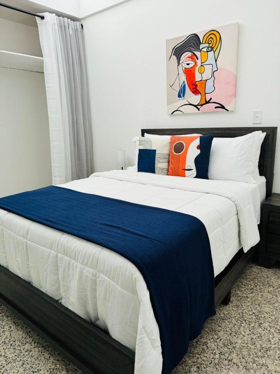 Postel nebo postele na pokoji v ubytování Savvys Place