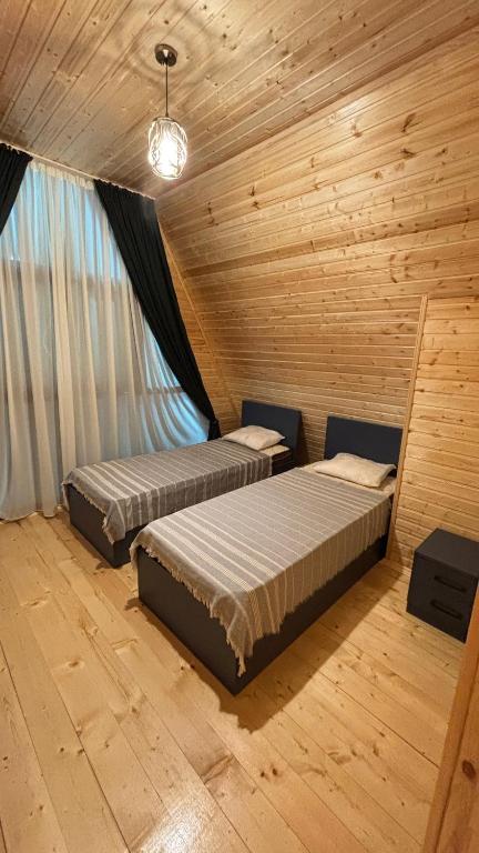 Postel nebo postele na pokoji v ubytování ხის კოტეჯი