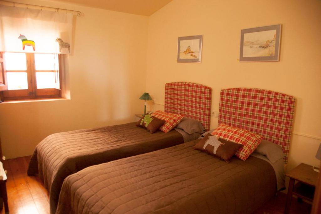 a bedroom with two beds and a window at Apartamento La Costa in Peralada