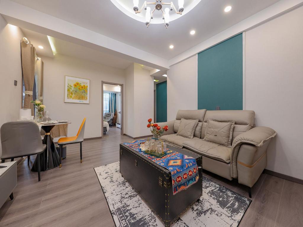 Posezení v ubytování Annie Apartment - only 120 metres from Metro Line 2 Exit B of Chuanxingulou