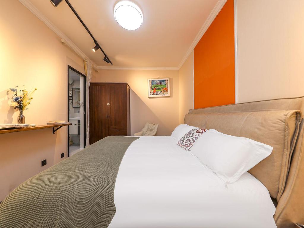 Postel nebo postele na pokoji v ubytování Annie Apartment - only 120 metres from Metro Line 2 Exit B of Chuanxingulou
