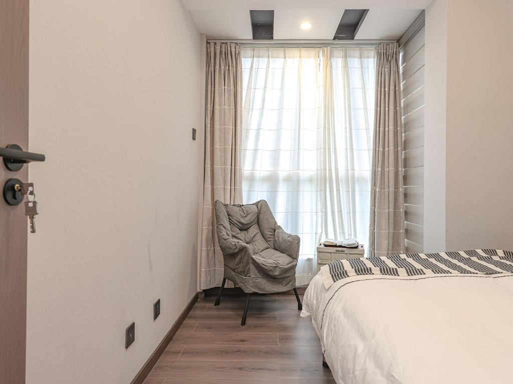 Postel nebo postele na pokoji v ubytování Annie Apartment - only 120 metres from Metro Line 2 Exit B of Chuanxingulou
